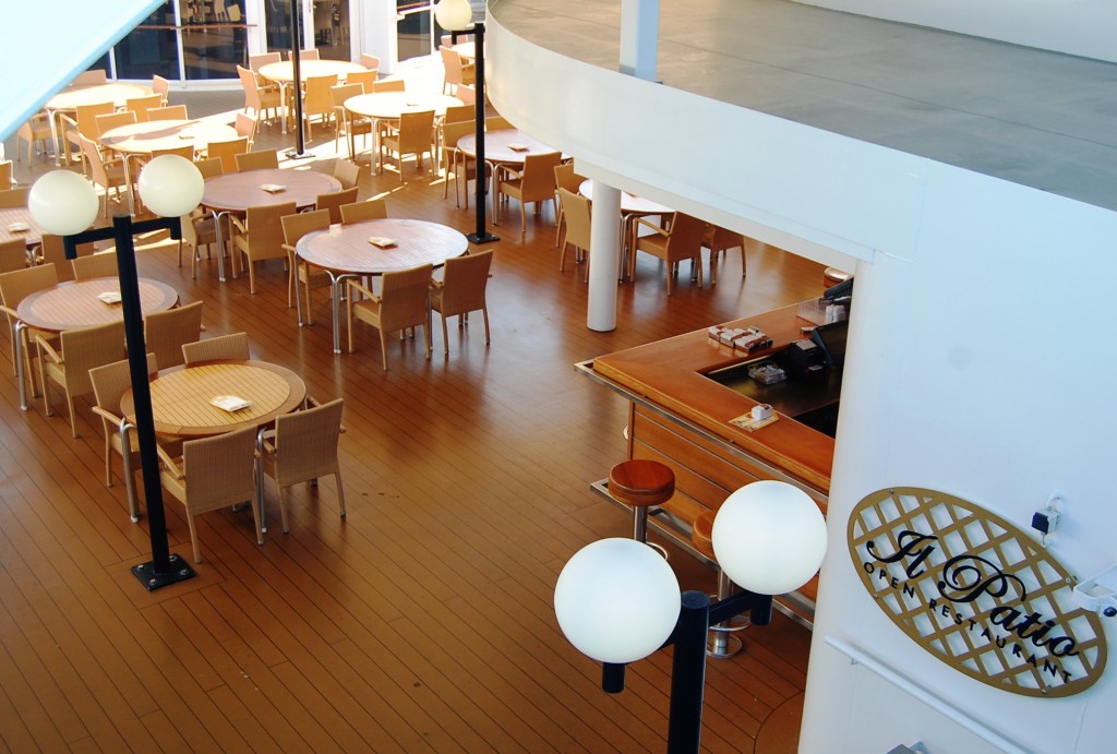 Vista del restaurante de cubierta del crucero MSC Opera