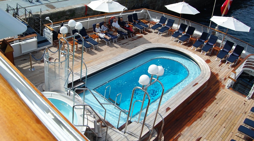 Piscina cubierta y pool bar a bordo del SeaDream Yacht Club