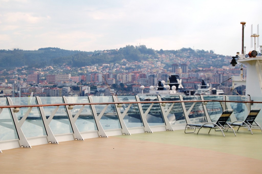 Vista de la cubierta del Oasis of the Seas atracado en Vigo