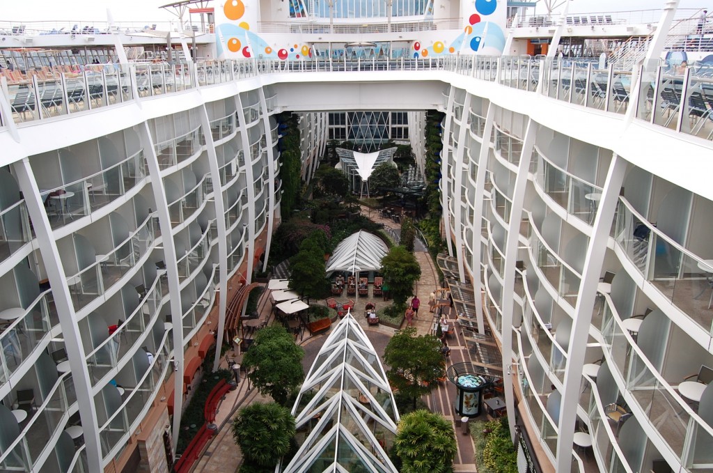 Vista de las luminarias del Central Park del Oasis of the Seas