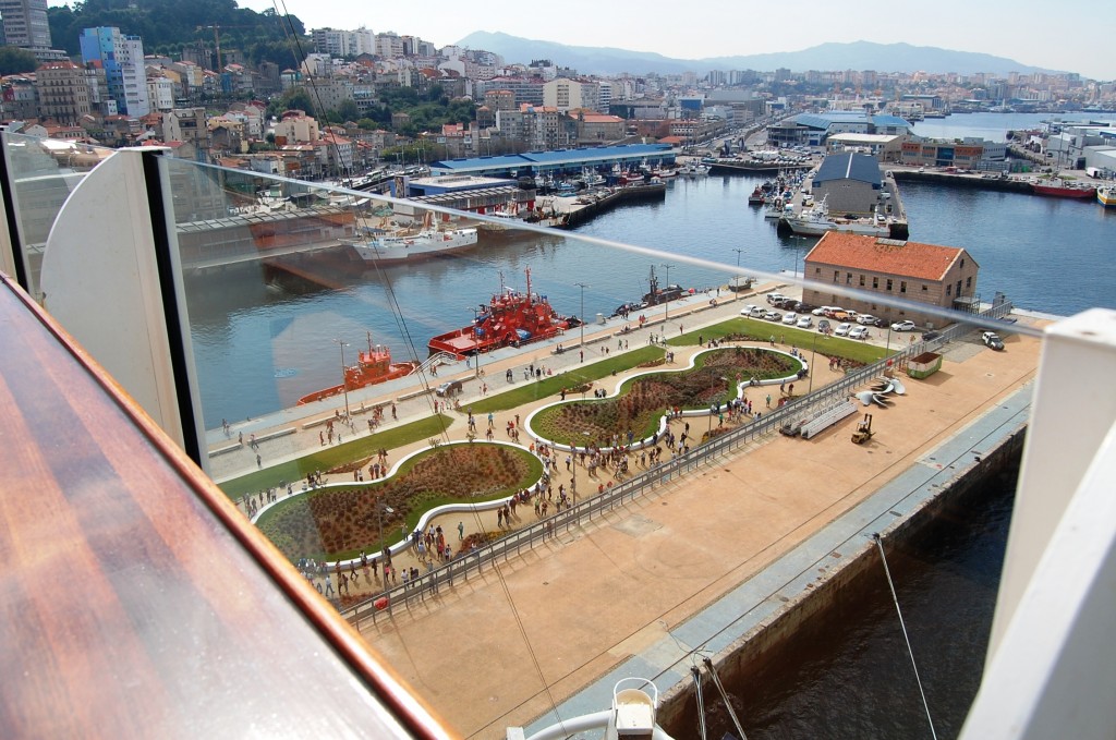 El Oasis of the Seas llega al puerto de Vigo. Vista desde su zona ajardinada