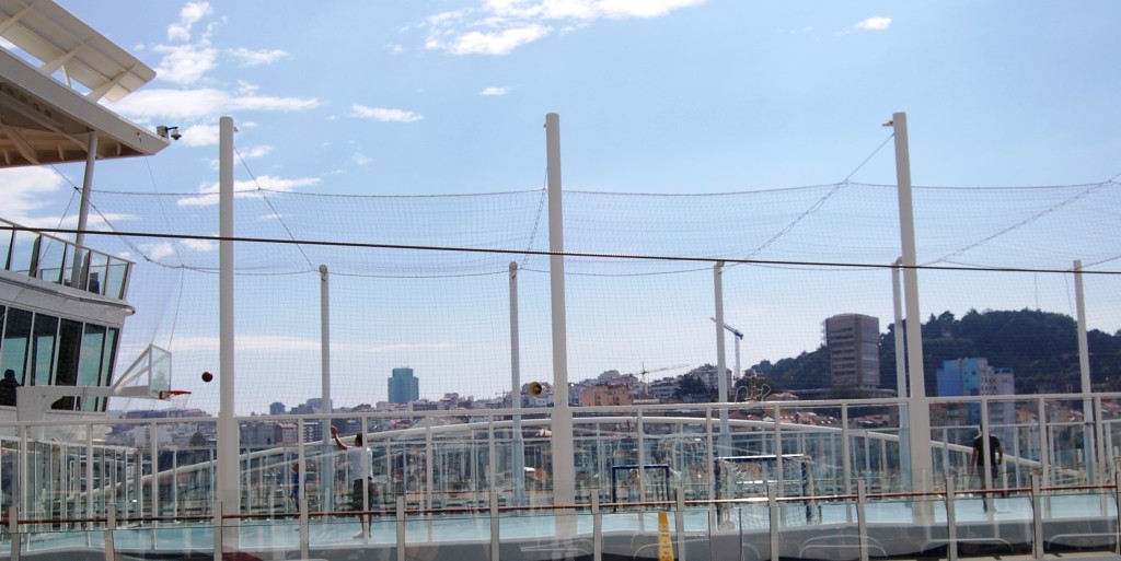 Vista de la pista de basket a bordo del Oasis of the Seas