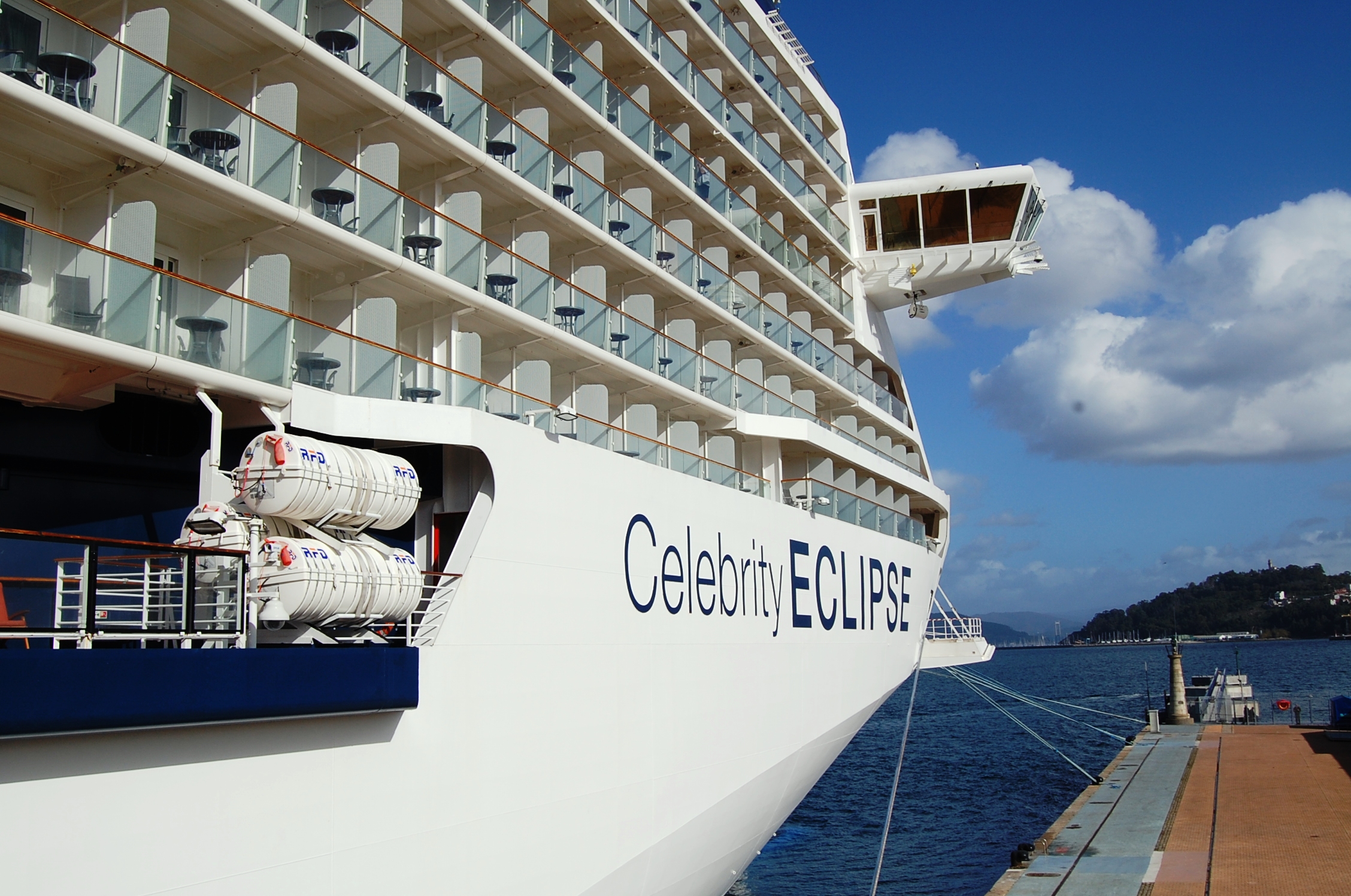 Vista del exterior del barco Eclipse de Celebrity Cruises atracado en el Puerto de Vigo