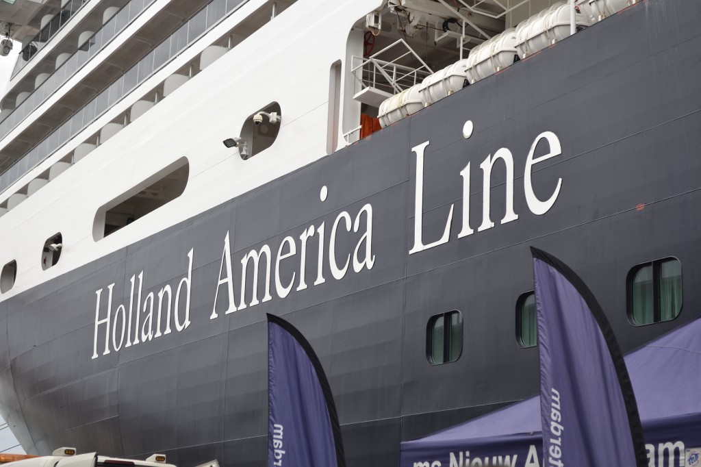 Vista del Nieuw Amsterdam de Holland America Line en el Puerto de Barcelona