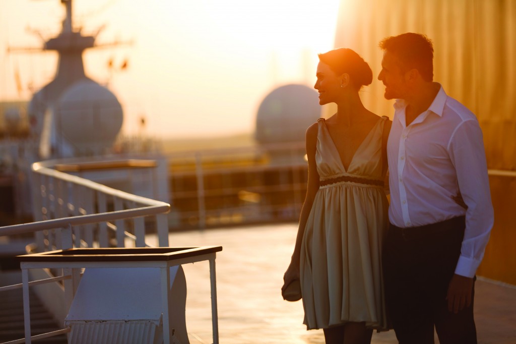 personas vestidas para la cena de gala en uno los buques del crucero por el Mediterráneo