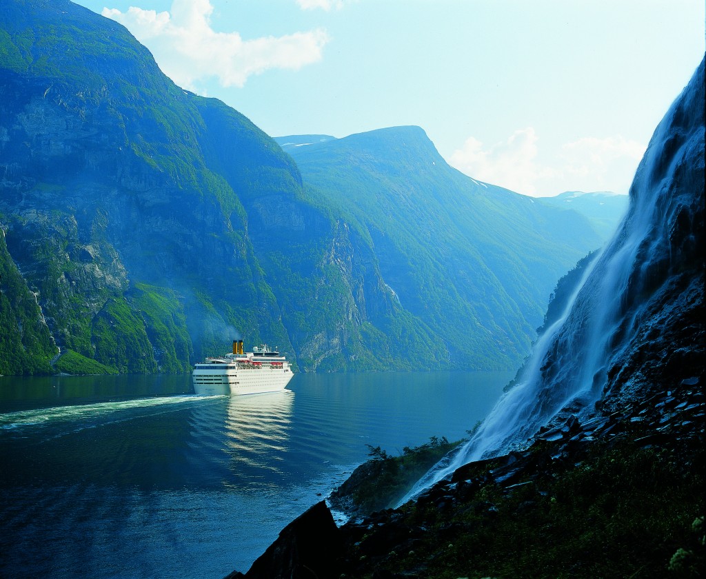 Vista de un paisaje a bordo de un buque en el Crucero por los Fiordos de Noruega