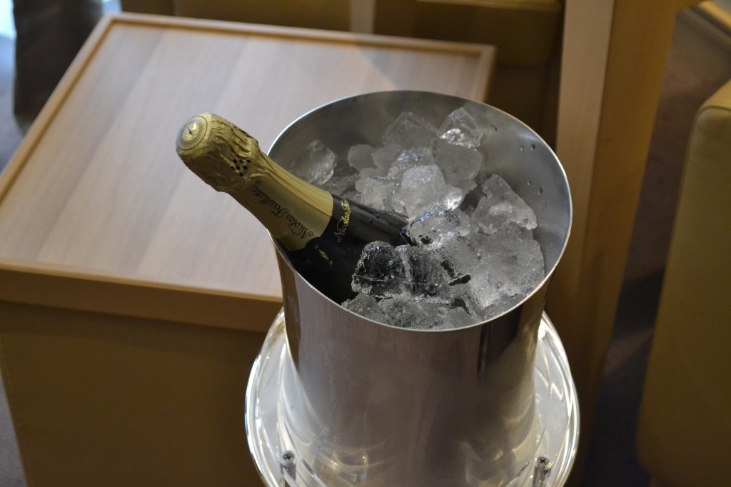 Los huéspedes del Seabourn Quest son recibidos con un champán en su suite