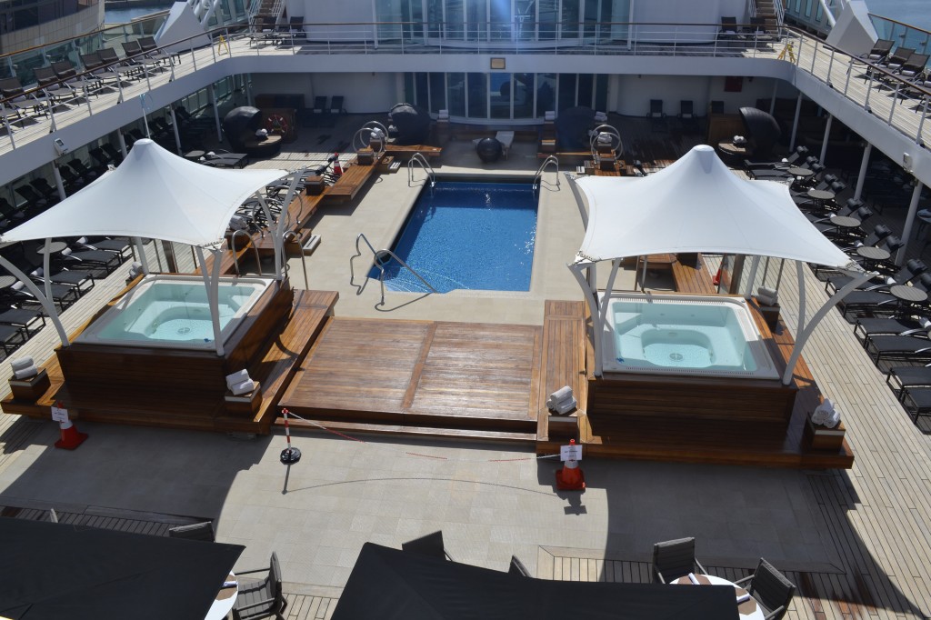 El Seabourn Quest cuenta con piscinas exteriores para disfrutar del sol y de la oferta de restauración del barco