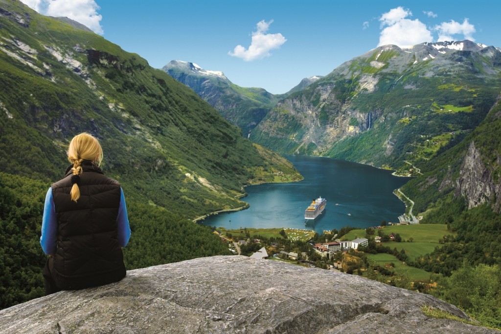 Vista de un buque navegando en el Crucero por los Fiordos de Noruega