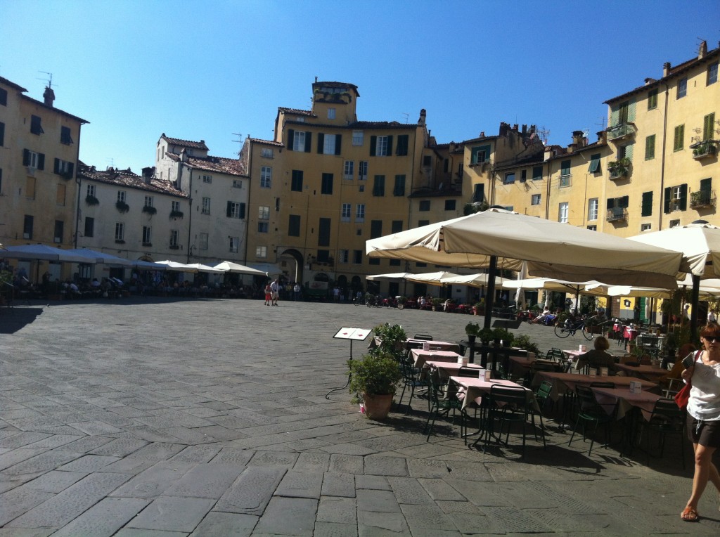 Visita La Plaza del Anfiteatro de Lucca en tu Escala de crucero en Livorno