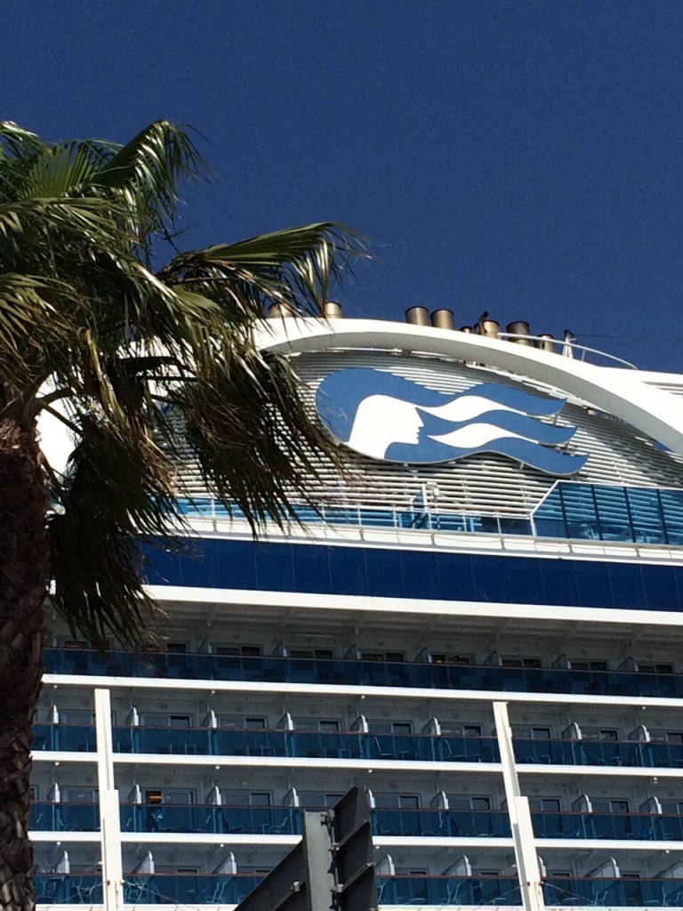 Vista lateral del buque Emerald Princess de Princess Cruises