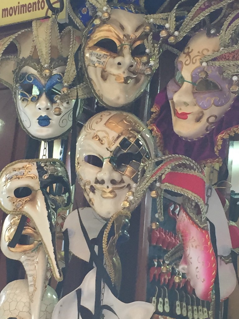 Imagen de máscaras en Venecia, escala en el crucero por el Mediterráneo