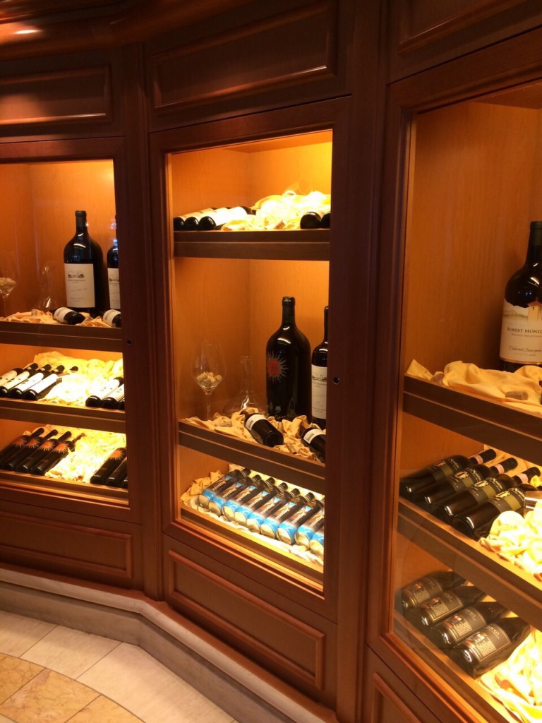 Entre las opciones gastronómicas del  Emerald Princess de Princess Cruises figuran los espacios dedicados al vino 