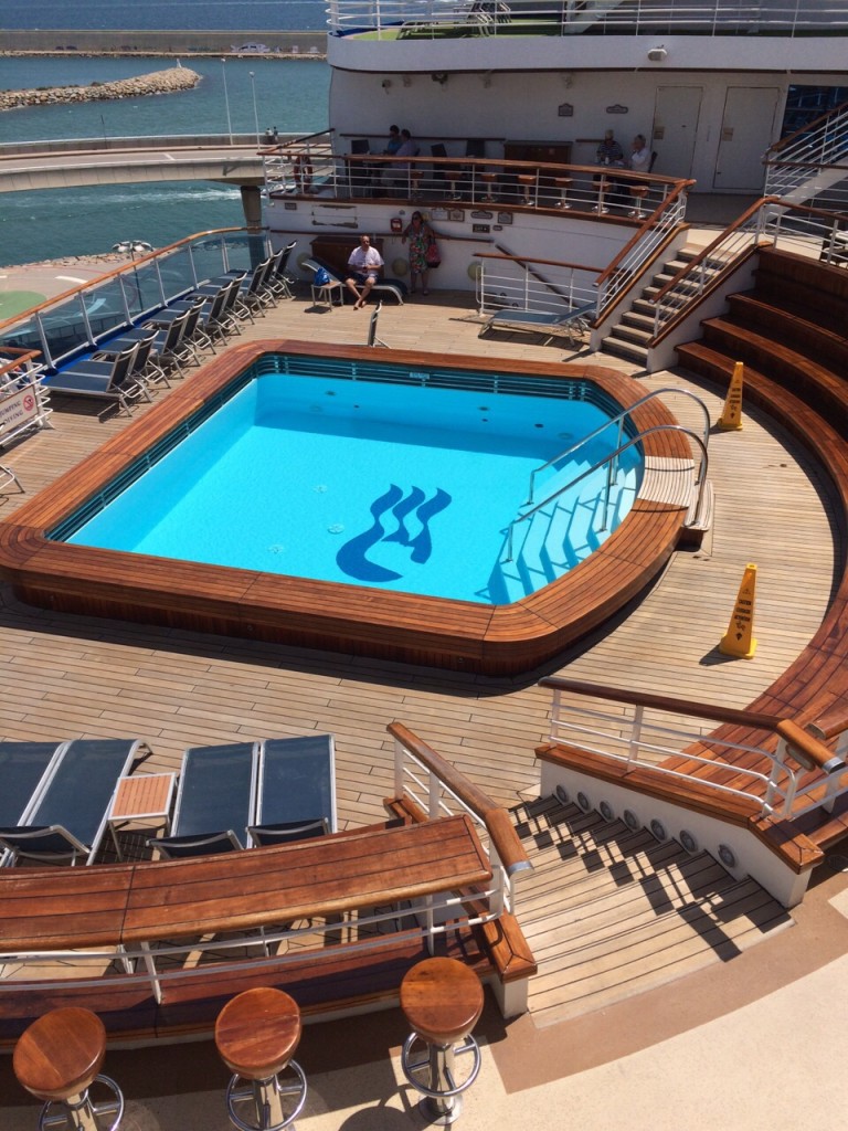 Piscina a bordo del Emerald Princess de Princess Cruises