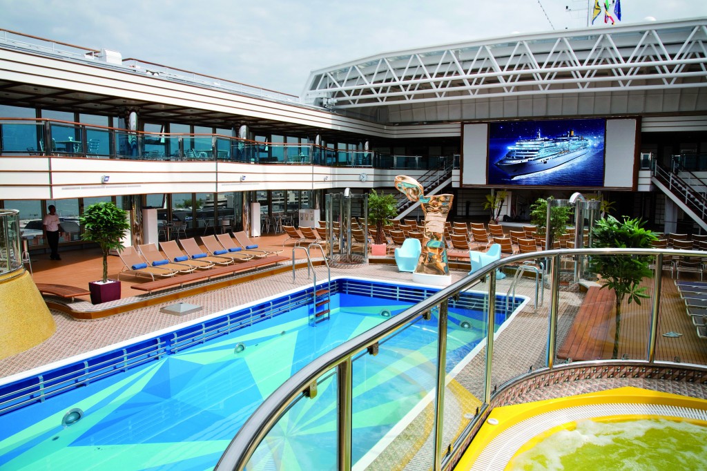 Lido del Costa Luminosa en el crucero por el Adriático y crucero por el Báltico con Costa Cruceros