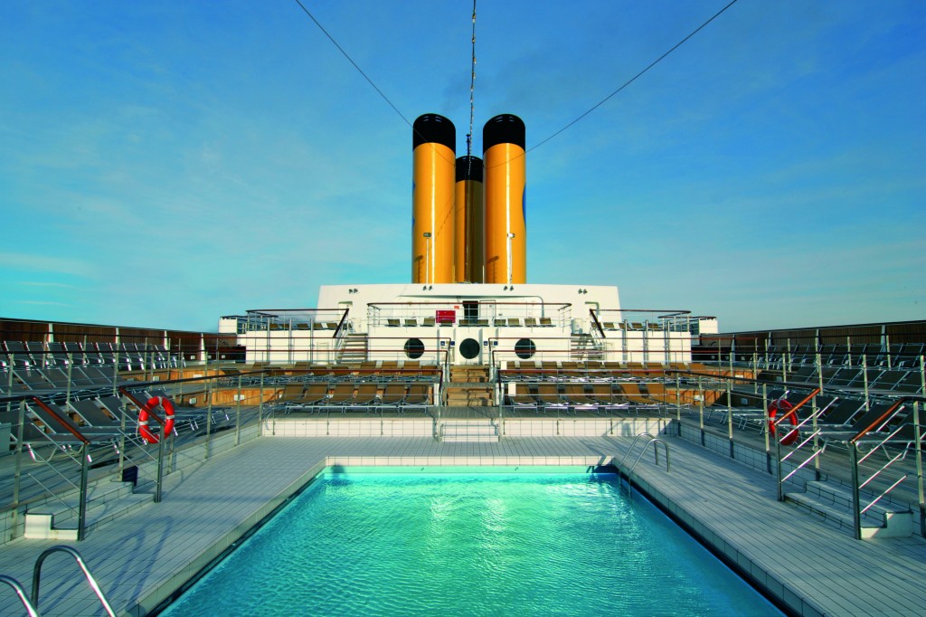 Vista de la Piscina Capri en el buque Costa Neoclassica donde actuará el Club de la Comedia