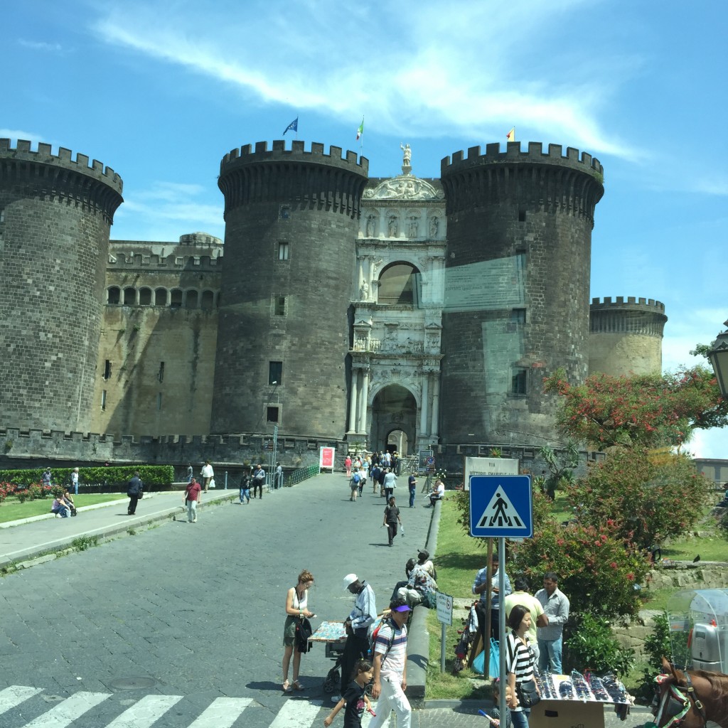 Vista del castillo en el puerto de Nápoles, escala de la ruta Brisas del Mediterráneo