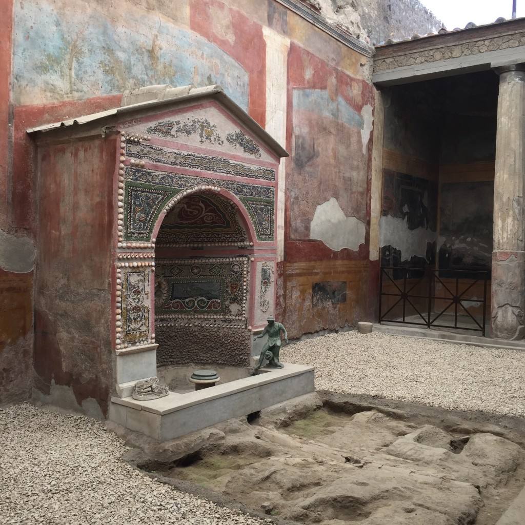 Vista del interior de una de los edificios que se conservan en Pompeya escala en la ruta Brisas del mediterráneo