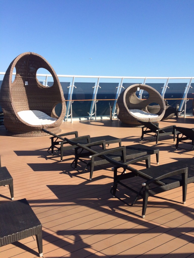 Uno de los espacios de relax en la cubierta del MSC Fantasia de MSC Cruceros