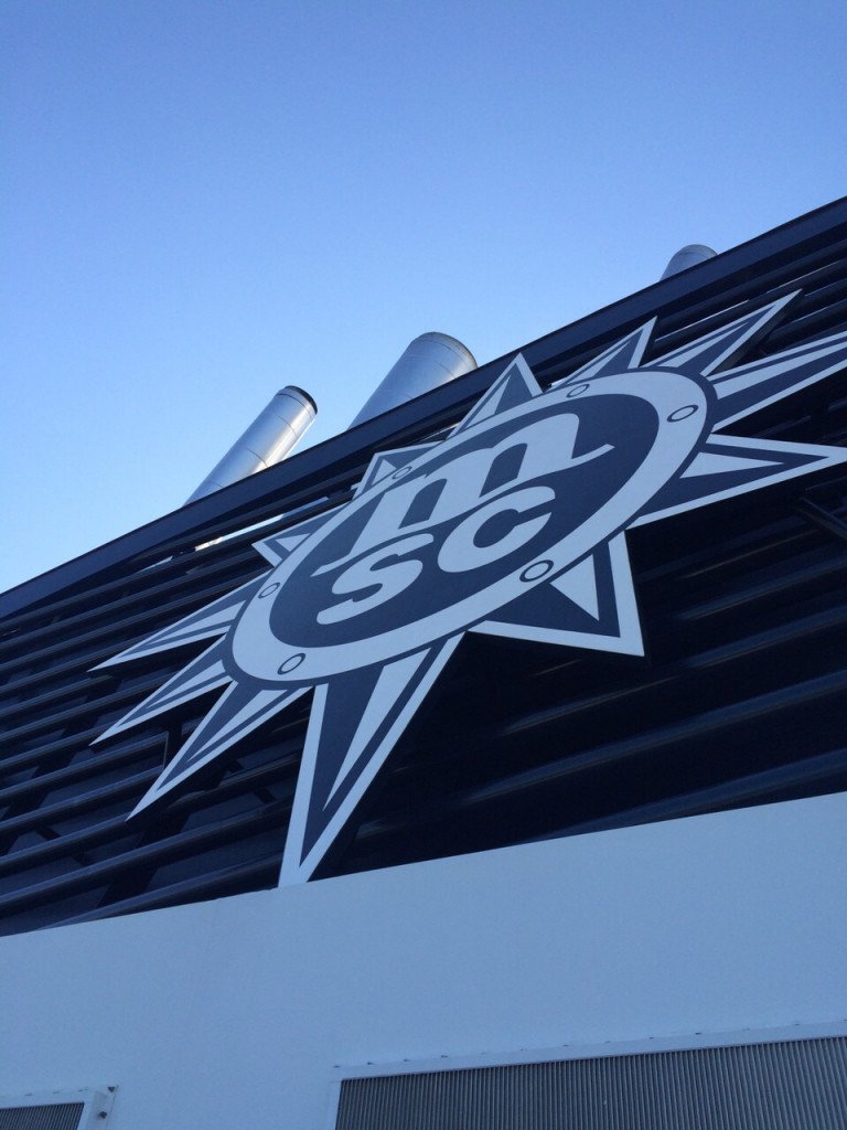 Logo de la naviera en el MSC Fantasia de MSC Cruceros