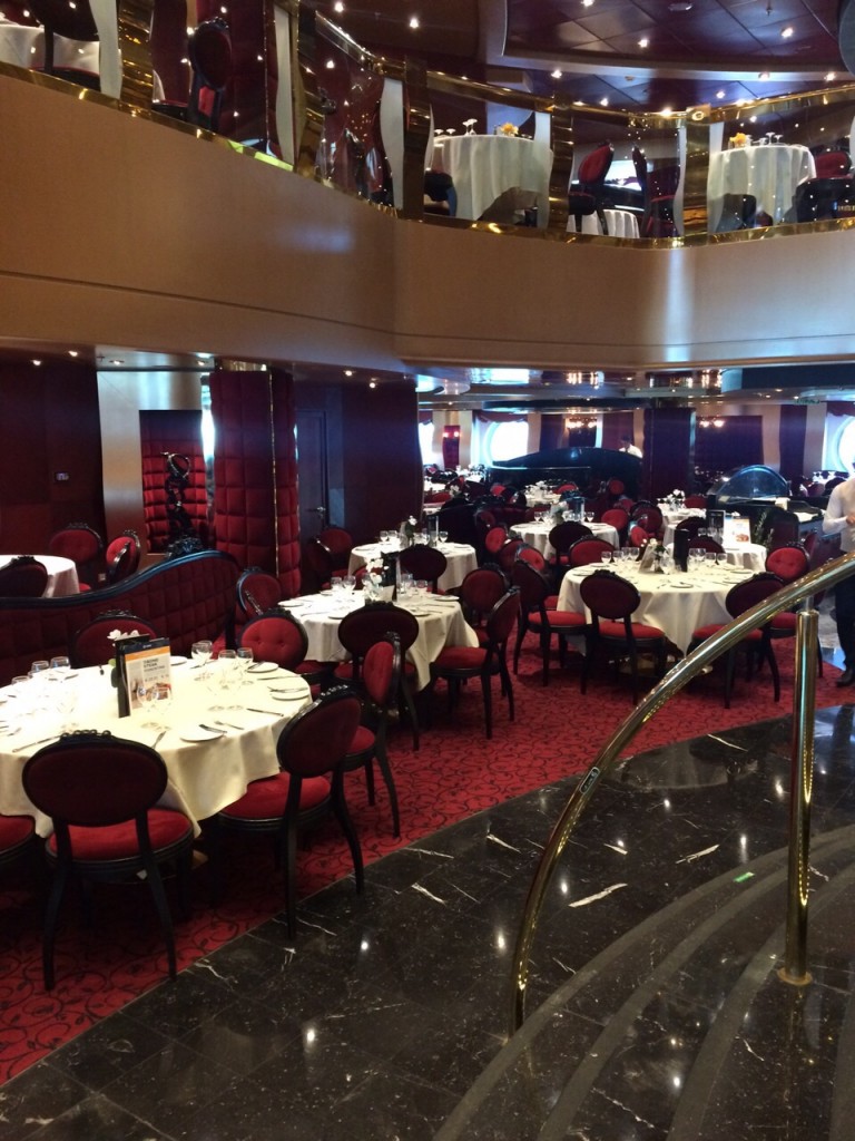 Uno de los espacios gastronómicos a bordo del barco MSC Fantasia de MSC Cruceros