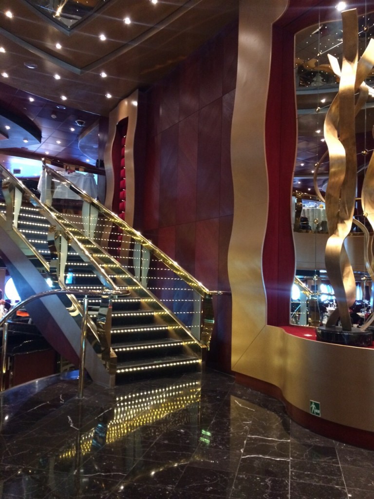 Las famosas escaleras a bordo del MSC Fantasia de MSC Cruceros