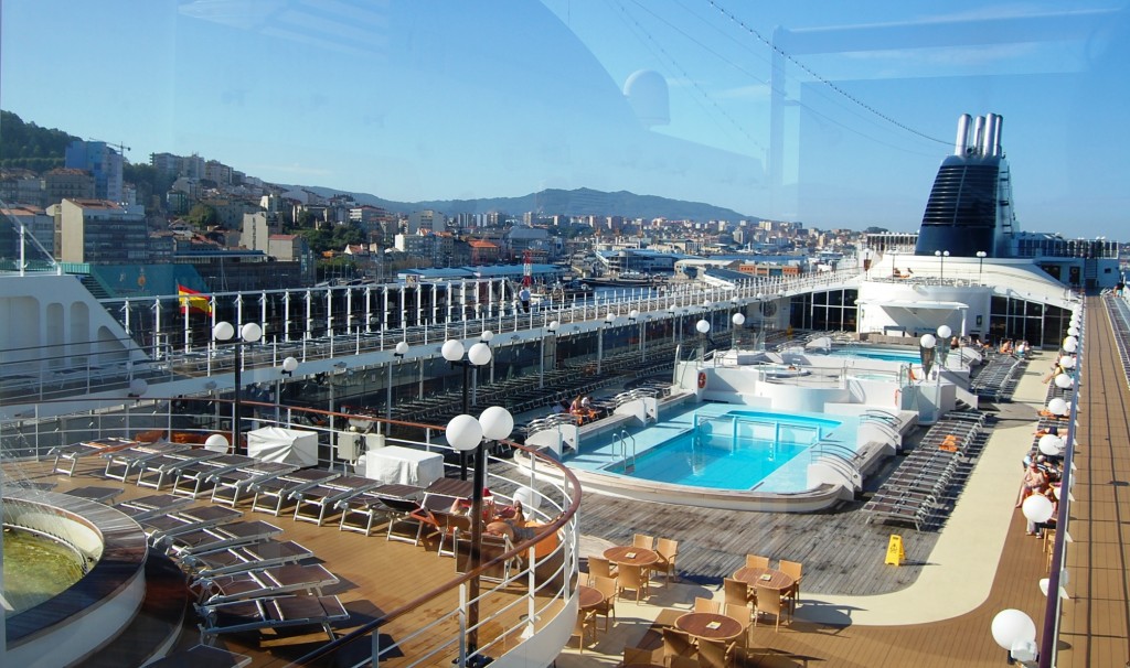 crucero con escalas en cinco paises MSC  Opera piscina