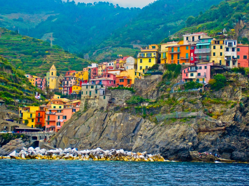 Cinque Terre, uno de los destinos que podrás conocer Imagen del Costa Diadema navegando en el crucero por el Mediterráneo