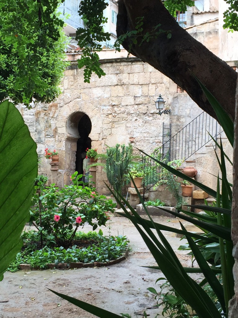 El jardín de los Baños Árabes en el casco histórico de Palma de Mallorca