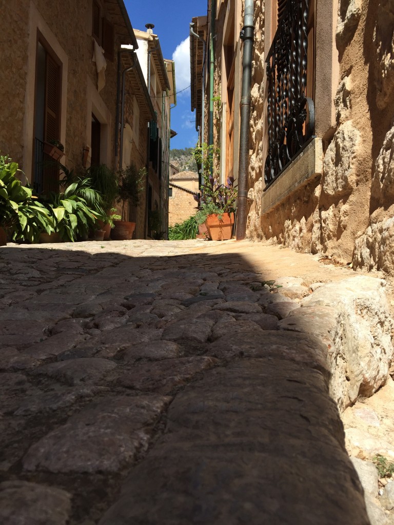 Vista de las calles empedradas de Fornalutx en Palma de Mallorca
