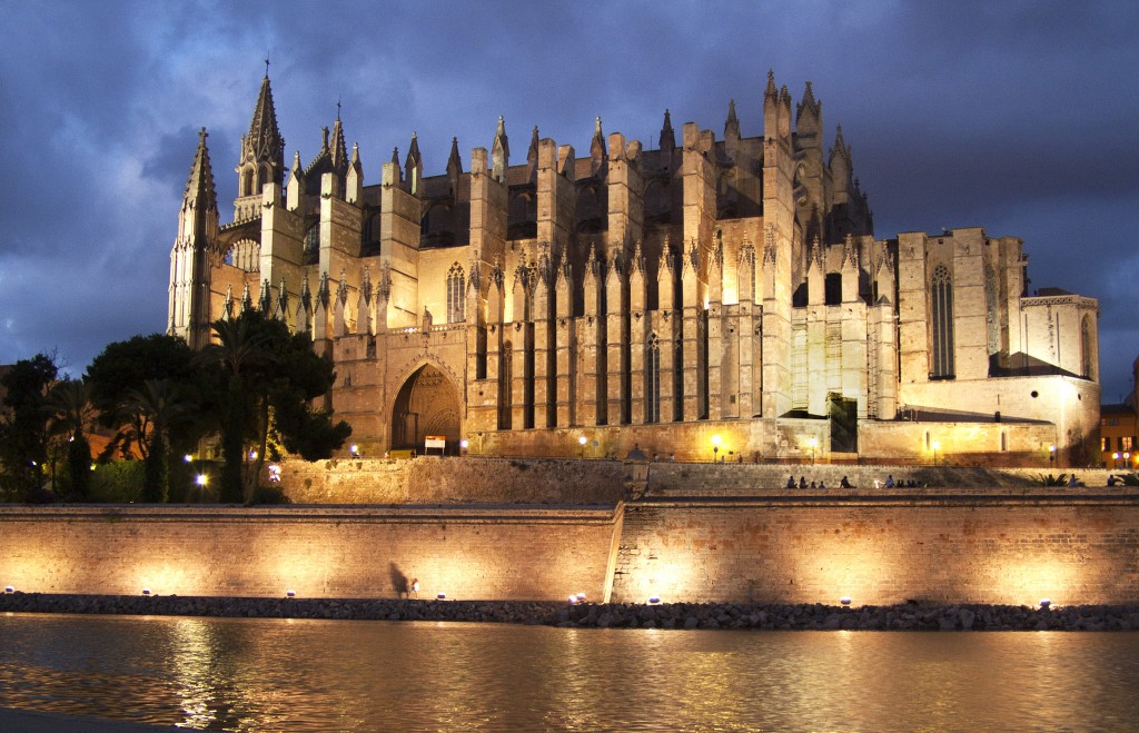 Vistade la catedral de Palma de Mallorca en el Crucero por el Mediterráneo