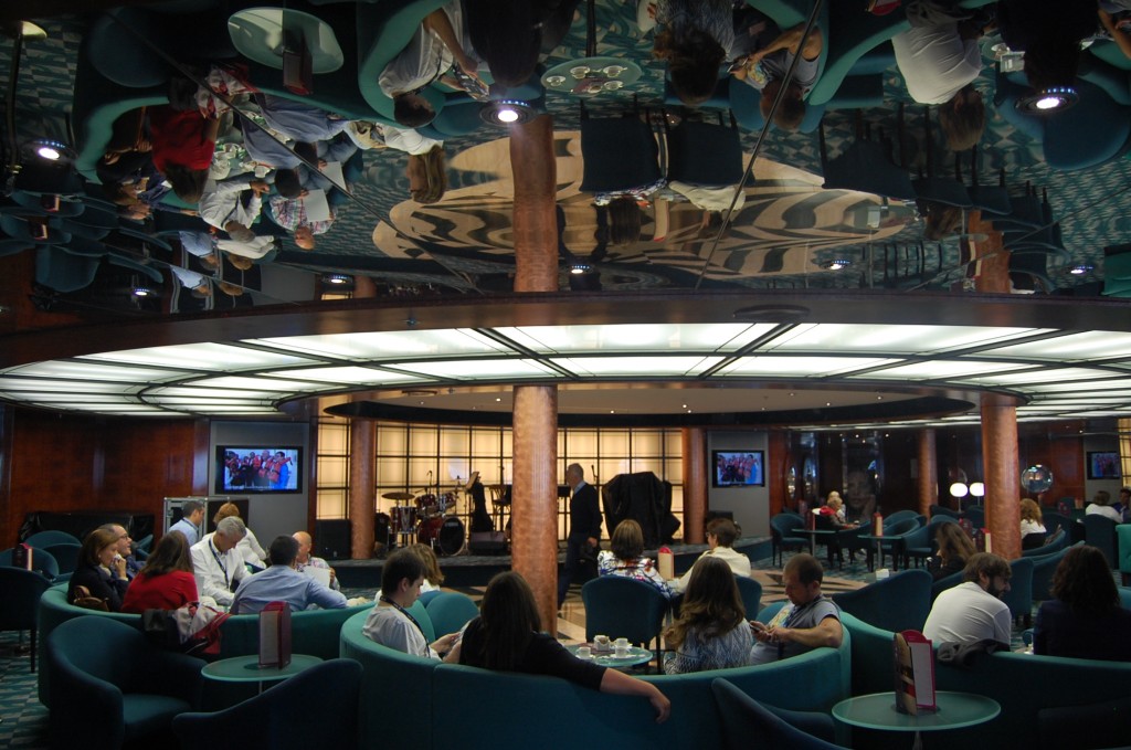 Una de las cafeterías a bordo del MSC Sinfonia de MSC Cruceros