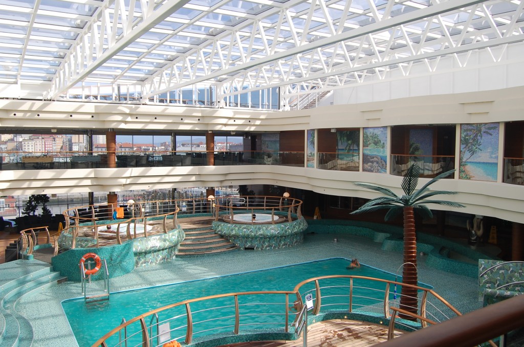 Vista de la piscina cubierta del MSC Splendida. 5 navieras de cruceros comprometidas con el medio ambiente