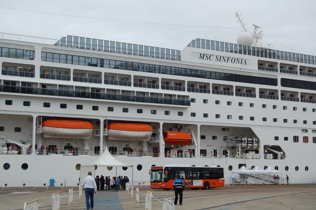 Vista del MSC Sinfonia durante su escala en el Puerto de Ferrol