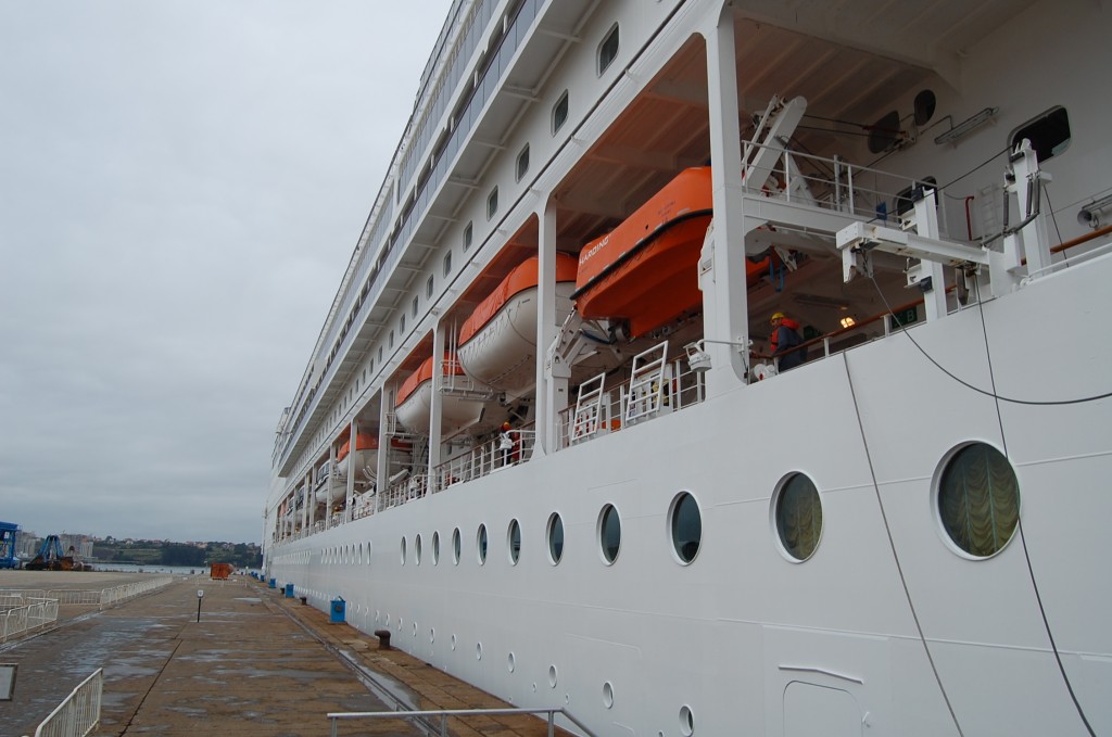 Vista del MSC Sinfonia de MSC Cruceros durante su escala en el Puerto de Ferrol antes de retomar su travesía con dirección Puerto de Cádiz.