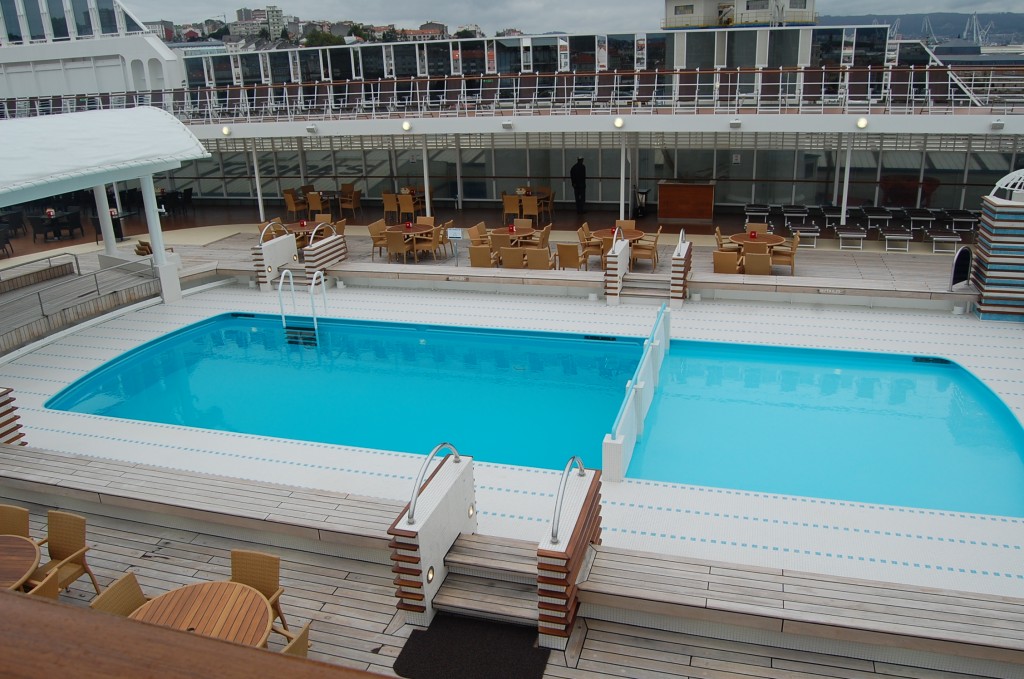 Vista de la piscina exterior en la cubierta del MSC Sinfonia de MSC Cruceros