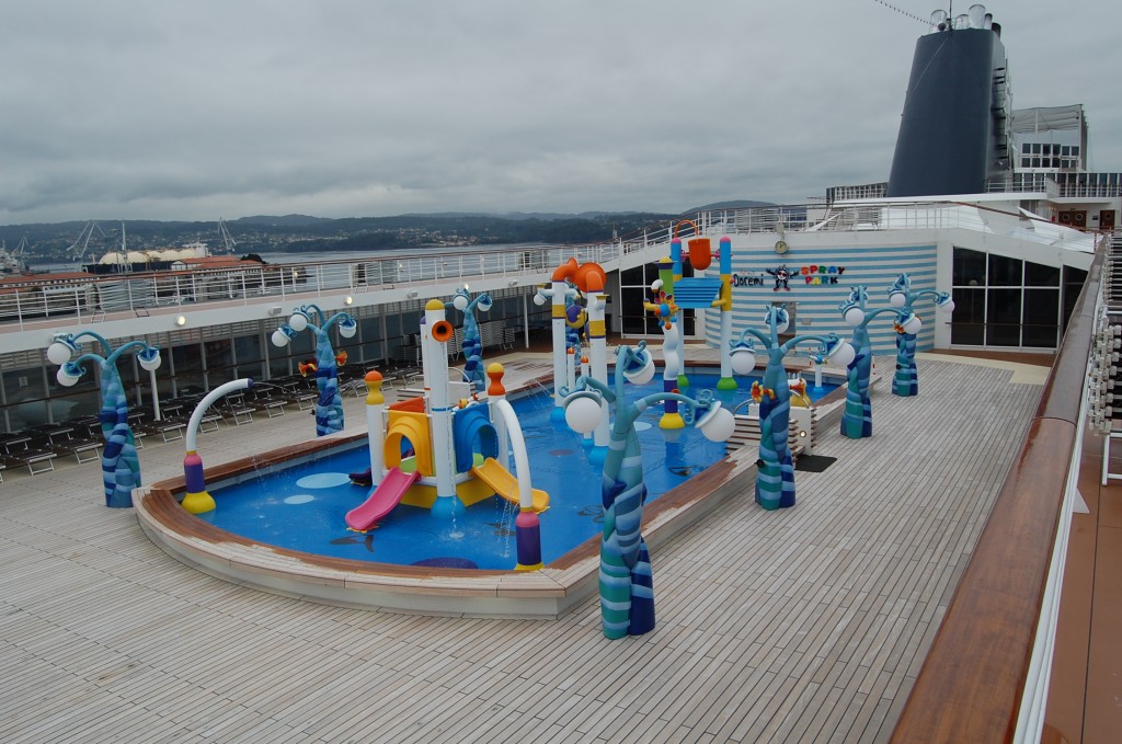 La cubierta exterior del MSC Sinfonia cuenta con una nueva zona infantil con piscina y toboganes