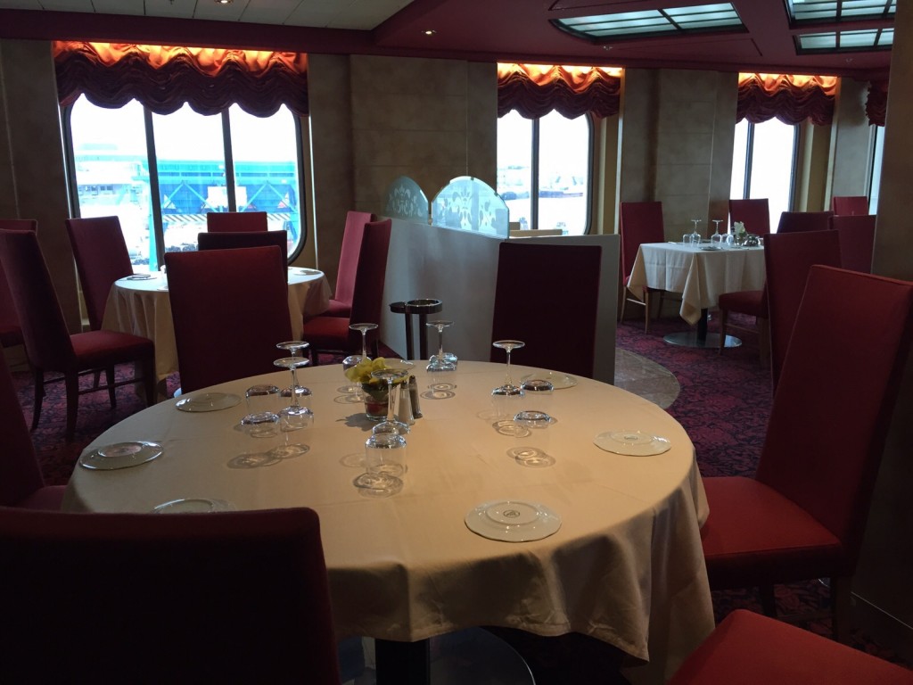 Vista de uno de los restaurantes a bordo del MSC Sinfonia de MSC Cruceros