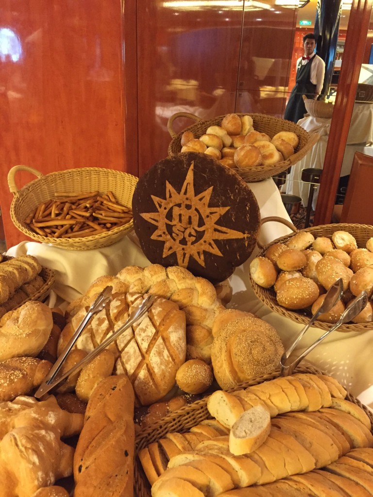 Surtido de panes en el buffet a bordo del MSC Sinfonia de MSC Cruceros