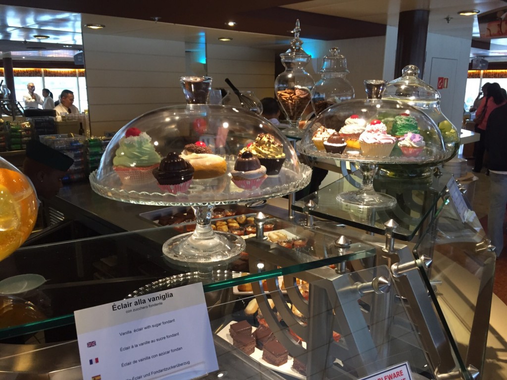 Surtido de postres en el buffet a bordo del MSC Sinfonia de MSC Cruceros