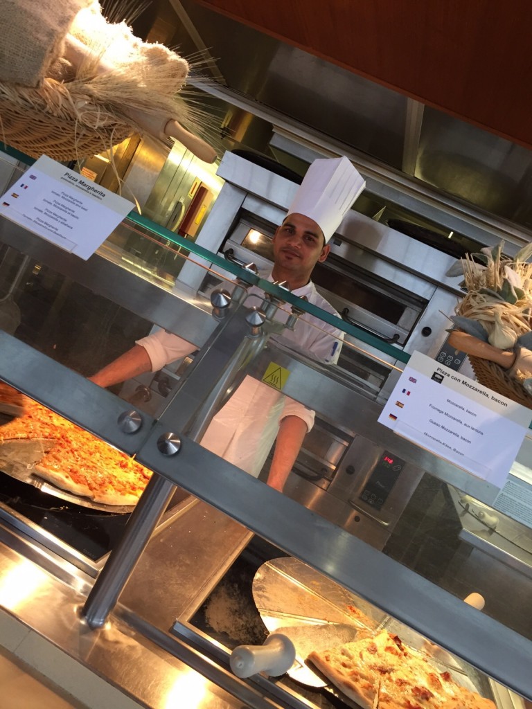 En el buffet del MSC Sinfonia de MSC Cruceros se puede disfrutar de pizzas recién horneadas a cualquier hora.