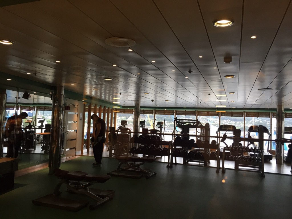 Vista del gimnasio a bordo del MSC Sinfonia de MSC Cruceros. Las instalaciones deportivas cuentan con monitores especializados.