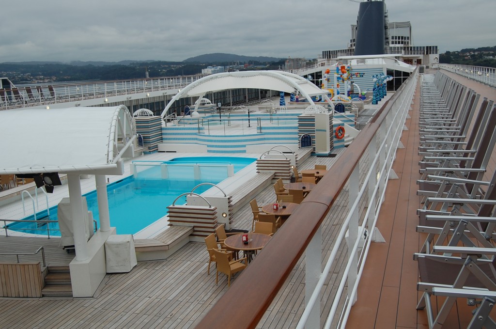 Vista de la cubierta del MSC Sinfonia de MSC Cruceros atracado en el puerto de Ferrol.