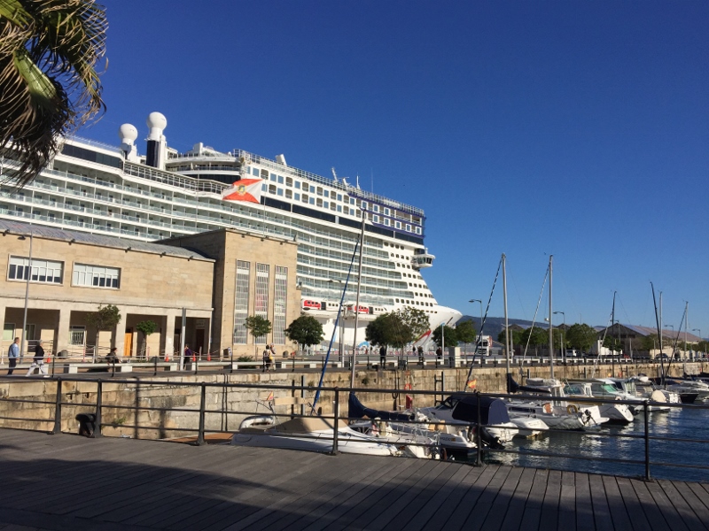 El Norwegian Epic hizo escala ayer en el Puerto de Vigo. Esta temporada de invierno navegará por el Mediterráneo, Canarias y Marruecos.