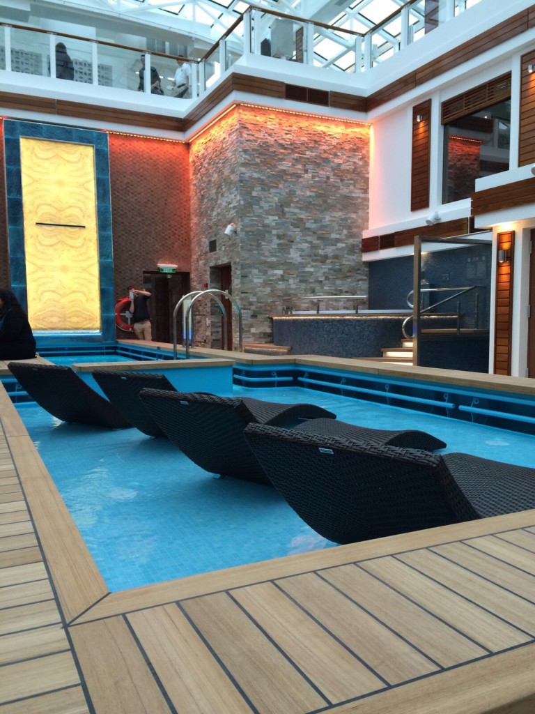 Disfruta de las piscinas y el jacuzzi a bordo del crucero Norwegian Escape