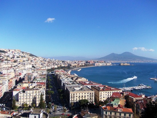 Vista de Nápoles, escala en loos cruceros por el Mediterráneo en 2016