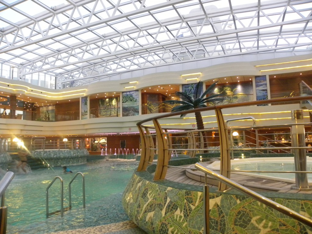 MSC Fantasia de MSC Cruceros piscina cubierta puente superior. Escapada en otoño de 2016: crucero de 6 días con MSC Cruceros