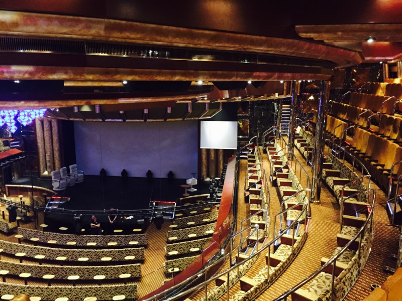 10 motivos para hacer un crucero en el Costa Favolosa teatro