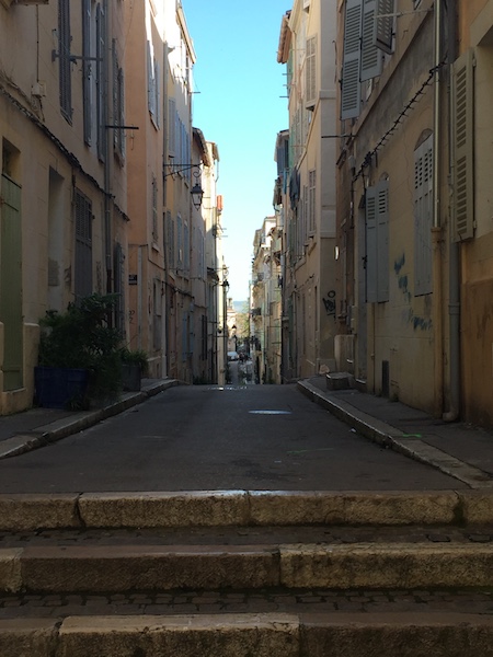 Las callejuelas estrechas del precioso barrio de Le Panier, visita obligada para los cruceristas que hagan escala en Marsella.