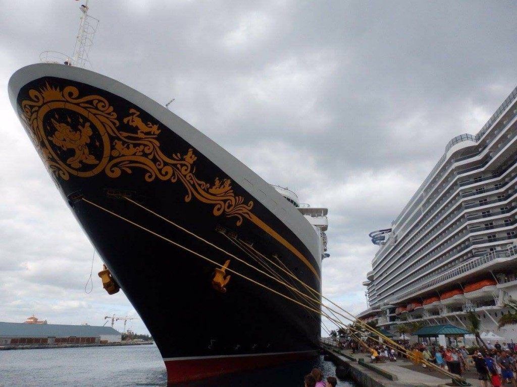 Vista exterior del Disney Magic de Disney Cruise Line durante su escala en un puerto caribeño. Foto Miramar Cruises.